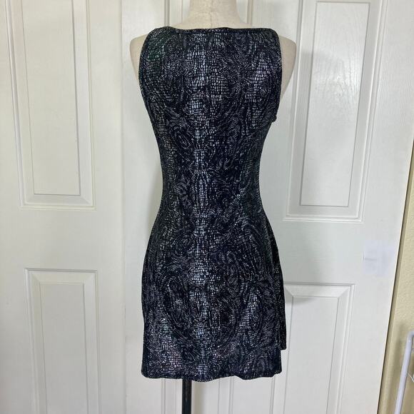 Lace print little black dress by Q&A, iridescent sleeveless fit & flare mini LBD - Picture 3 of 7